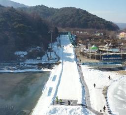 '화끈한 겨울, 강렬한 재미'…철원 화강 얼음꽁 놀이터 운영