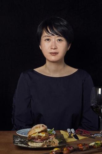 제33회 오영수문학상에 천운영 소설가 '등에 쓴 글자'