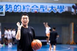 '슛 도사' 이충희, 대만 농구 유망주에 '슛 기술' 전수