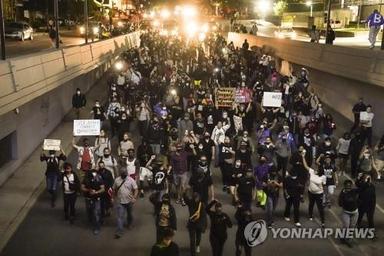 美, 흑인여성 오인사격 경찰에 '징역 하루' 구형…유족 반발