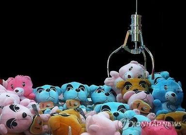 [팩트체크] 인형뽑기가 도박이라고?…"법률상 아니지만 사행성 요소 있어"