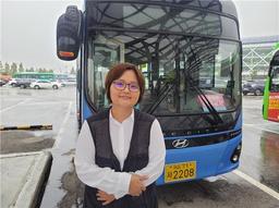 부모 이어 버스 모는 30대 딸…"젊은 여성도 도전할 수 있죠"