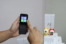 AI 통번역으로 외국인 응대…마포 레드로드 상인에 소통폰 대여