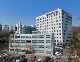 교직원이 이사장 손주 돌보고 반려견 배변 처리…경찰 고발