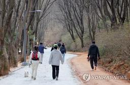 [건강포커스] "한번에 10분 이상 걷는 게 짧게 자주 걷기보다 건강에 더 좋아"