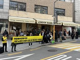 '런던베이글' 줄 선 관광객 "과로사 논란 들어"…발길 돌리기도(종합)