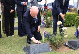 [경주APEC] 뉴질랜드 총리, 유엔기념공원 방문해 참배