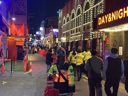 '핼러윈 불금' 맞은 홍대·이태원…코스튬 인파로 벌써 혼잡