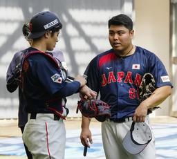 일본야구대표팀, 한국전 대비 훈련 시작…피치클록·피치컴 적응