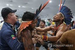 "아마존 파괴해놓고"…브라질 원주민, 기후총회 맞서 돌발시위