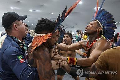 "아마존 파괴해놓고"…브라질 원주민, 기후총회 맞서 돌발시위