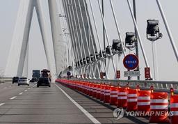 잇단 투신 사고…인천대교 갓길에 드럼통 두달 만에 재설치