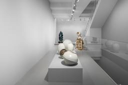 구멍 내고, 허물고, 깨뜨리고…전통 도예의 미학에 도전하다