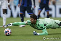 10명 싸운 레알 마드리드, 파추카에 3-1 완승…쿠르투아 선방쇼(종합)
