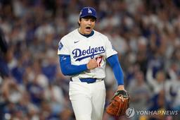 '만장일치 MVP' 오타니 "내년 WS 3연패·풀타임 투타겸업 목표"