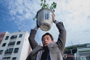 "이것은 불가능에 가까운 연기" NYT '어쩔수가없다' 이병헌 찬사