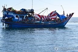 '잠잠할때 건너자'…인니 앞바다에 올해도 나타난 로힝야 난민선