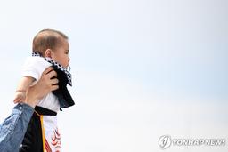 '출생아 급감' 日, 출산비 부담 없앤다…의사들은 보험적용 반대