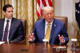 관세전쟁 전선 확대하는 트럼프…'의약품 200%' 거론까지
