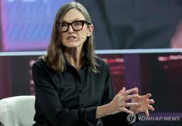 캐시 우드，비트코인 강세전망 20% 하향…"스테이블코인에 뺏겨"