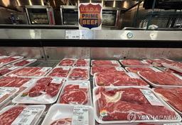 "트럼프 정부, 식료품 가격 낮추려 일부 품목 관세 면제 추진"