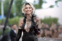 마이클 잭슨 딸 "마약이 내 인생 망쳐…코에 구멍 뚫렸다"