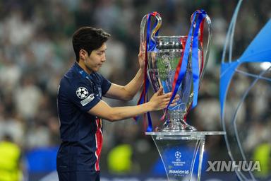이강인, AFC 올해의 국제선수상 수상…'절친' 구보 제쳐