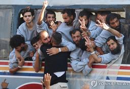 [가자휴전 현장] 가자·서안도 풀려난 수감자 2천명 맞아 환호