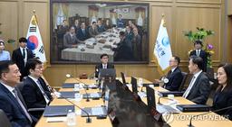 오늘 하반기 첫 금통위…집값·가계대출 불안에 금리동결 유력