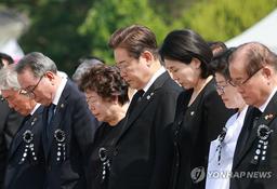 李, 현충일 추념식에 초계기 순직장병 유족 초청…호명하며 위로