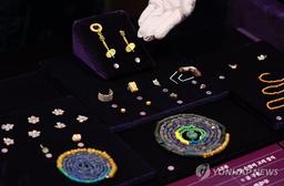 1㎜ 크기까지 백제 무덤의 흙 씻고, 거르고…"될 때까지 했죠"
