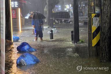 전국 강하고 많은 비…경남 내륙 이틀간 최대 120㎜ 이상 폭우
