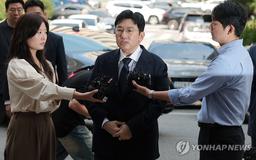 13시간 경찰 첫 조사 방시혁, 경호원 둘러싸여 귀가(종합2보)