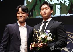 '명예의전당' 故유상철 아들 "아버지 사랑해주신 분들께 감사"