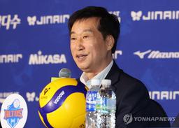 '우승 후보' 몰표 기업은행 김호철 감독 "기쁘지만 부담스럽다"