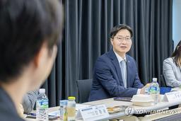 "젠슨 황도 찜한 KAIST" 구혁채 차관, 양자·AI 연구 현장 방문