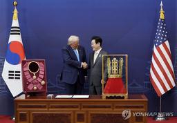 트럼프, 韓 금관·훈장에 흡족했나…"우리나라 다시 존중받아"