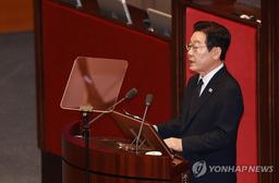 李대통령 "국방 외부의존은 자존심 문제…남북대화 대승적 노력"