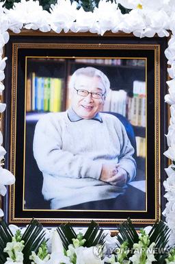 "사랑하는 할아버지, 따뜻한 아버지"…故이순재 이틀째 추모