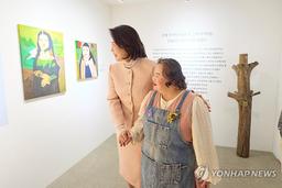 金여사, 발달장애 화가 정은혜 전시관람…"발달장애인 자립지원"