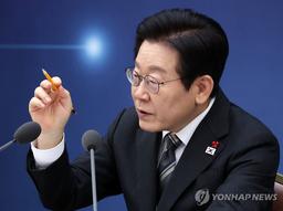 李대통령 "공직사회·정치 제대로 작동 않으면 나라 망해"