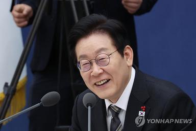 李대통령 "우주 발사체 매년 발사…고체연료 발사대도 만들어야"