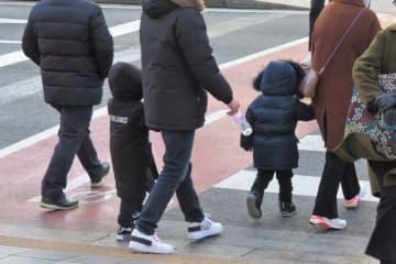 韓国、「30歳までに子ども3人」で兵役免除？検討中の少子化対策に反対の声続出