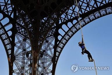 밧줄로 에펠탑 100ｍ 오른 프랑스 여성…로프 클라이밍 세계기록
