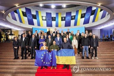 "확고한 지지" EU, 우크라 군사지원 강화…러에는 10차 제재