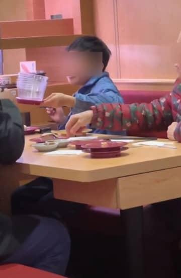 香港のスシローでも迷惑行為か？ 男児が食べ終えた皿をレーンに戻す、家族も制止せず―香港メディア